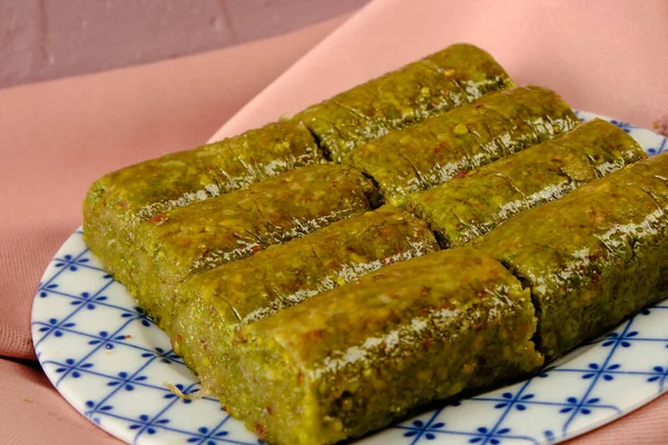 Geleneksel hindistancevizli tatlı baklavası. Ev yapımı fındıklı ve ballı baklava..