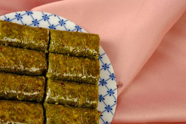 Geleneksel hindistancevizli tatlı baklavası. Ev yapımı fındıklı ve ballı baklava..