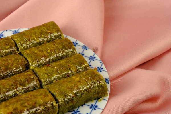 Geleneksel hindistancevizli tatlı baklavası. Ev yapımı fındıklı ve ballı baklava..