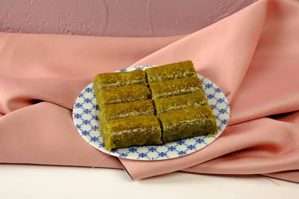 Geleneksel hindistancevizli tatlı baklavası. Ev yapımı fındıklı ve ballı baklava..