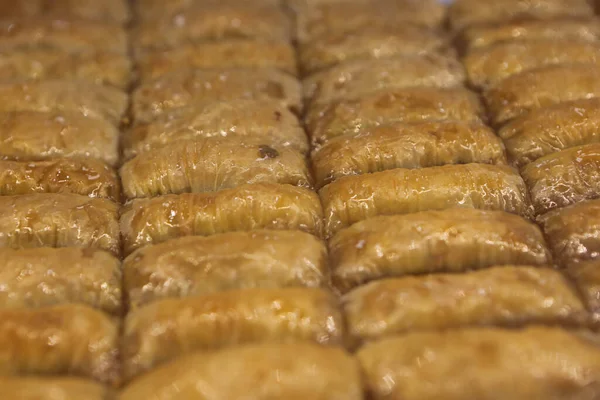 Geleneksel hindistancevizli tatlı baklavası. Ev yapımı fındıklı ve ballı baklava..