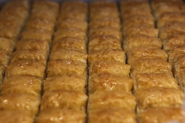 Geleneksel hindistancevizli tatlı baklavası. Ev yapımı fındıklı ve ballı baklava..