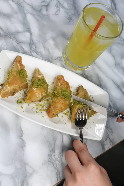 Geleneksel hindistancevizli tatlı baklavası. Ev yapımı fındıklı ve ballı baklava..