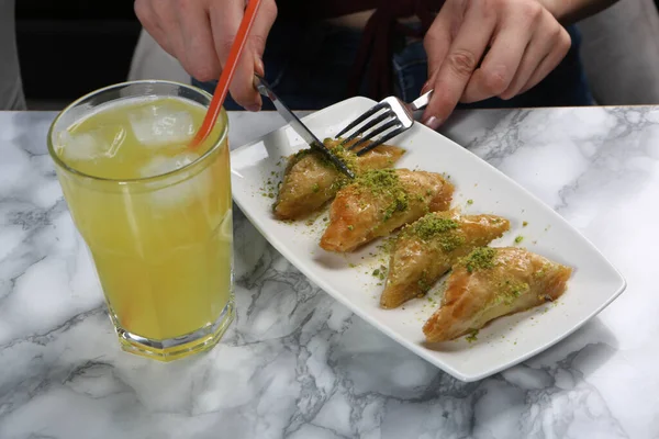 Geleneksel hindistancevizli tatlı baklavası. Ev yapımı fındıklı ve ballı baklava..