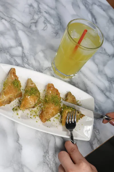 Geleneksel hindistancevizli tatlı baklavası. Ev yapımı fındıklı ve ballı baklava..