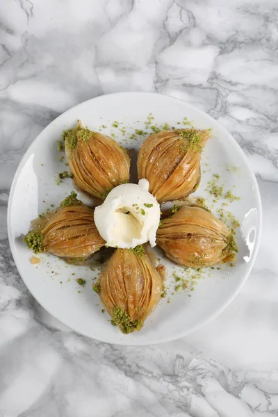 Geleneksel hindistancevizli tatlı baklavası. Ev yapımı fındıklı ve ballı baklava..
