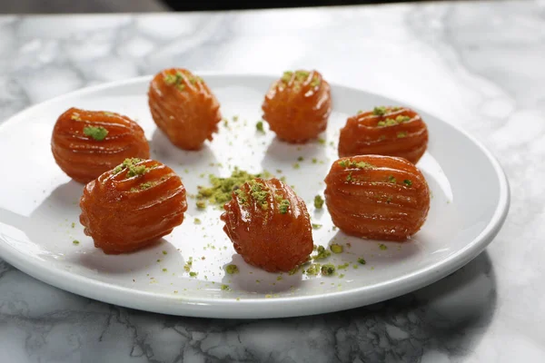 Geleneksel hindistancevizli tatlı baklavası. Ev yapımı fındıklı ve ballı baklava..