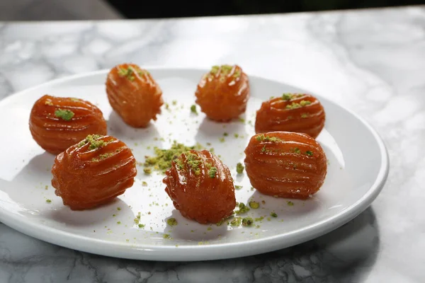 Geleneksel hindistancevizli tatlı baklavası. Ev yapımı fındıklı ve ballı baklava..
