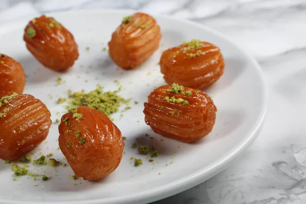 Geleneksel hindistancevizli tatlı baklavası. Ev yapımı fındıklı ve ballı baklava..