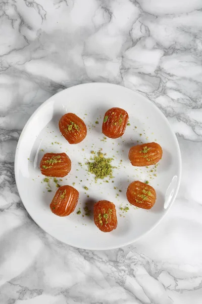 Geleneksel hindistancevizli tatlı baklavası. Ev yapımı fındıklı ve ballı baklava..
