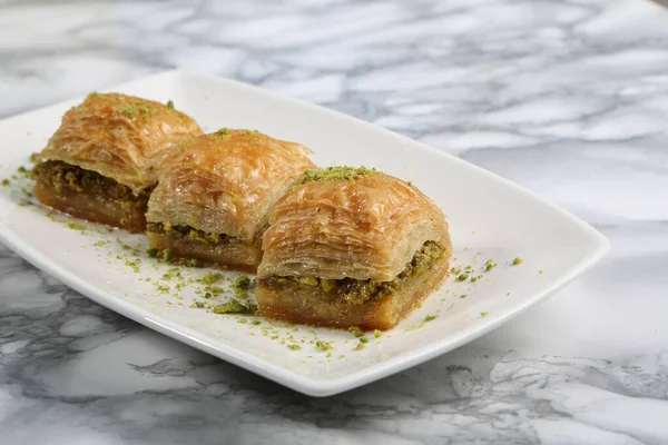 Geleneksel hindistancevizli tatlı baklavası. Ev yapımı fındıklı ve ballı baklava..