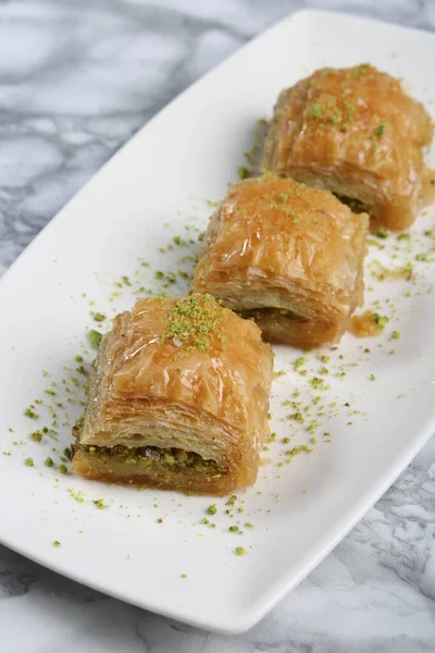 Geleneksel hindistancevizli tatlı baklavası. Ev yapımı fındıklı ve ballı baklava..