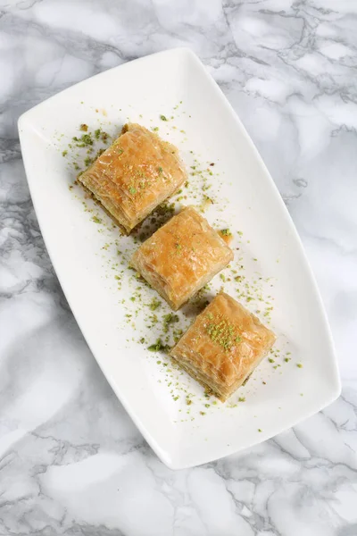 Geleneksel hindistancevizli tatlı baklavası. Ev yapımı fındıklı ve ballı baklava..