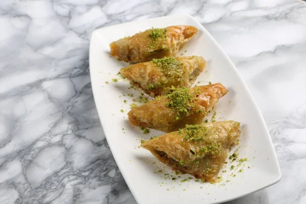 Geleneksel hindistancevizli tatlı baklavası. Ev yapımı fındıklı ve ballı baklava..