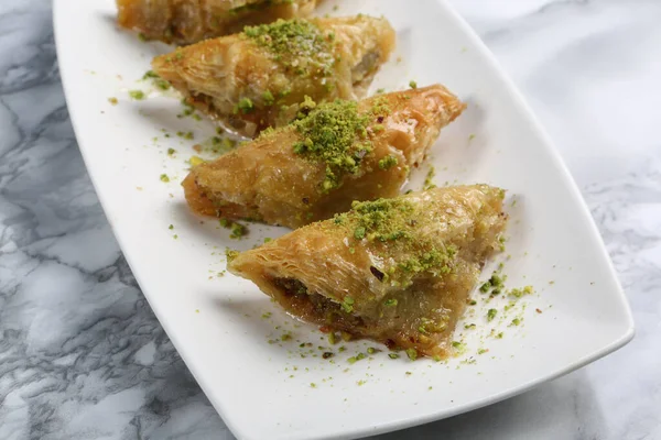 Geleneksel hindistancevizli tatlı baklavası. Ev yapımı fındıklı ve ballı baklava..