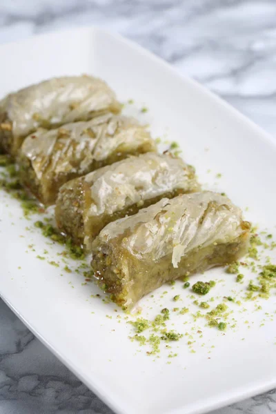 Geleneksel hindistancevizli tatlı baklavası. Ev yapımı fındıklı ve ballı baklava..