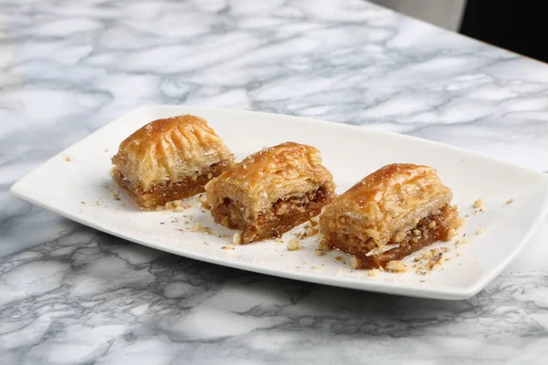 Geleneksel hindistancevizli tatlı baklavası. Ev yapımı fındıklı ve ballı baklava..