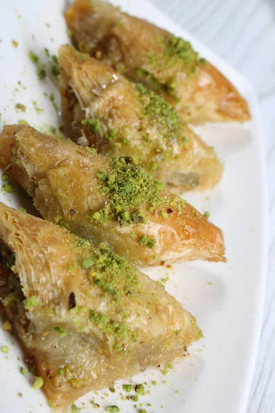 Geleneksel hindistancevizli tatlı baklavası. Ev yapımı fındıklı ve ballı baklava..
