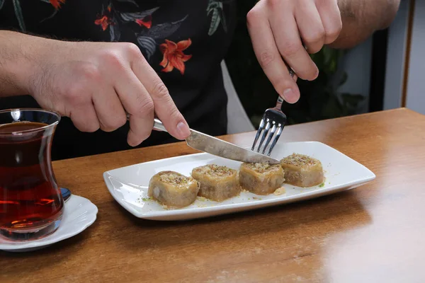 Geleneksel hindistancevizli tatlı baklavası. Ev yapımı fındıklı ve ballı baklava..