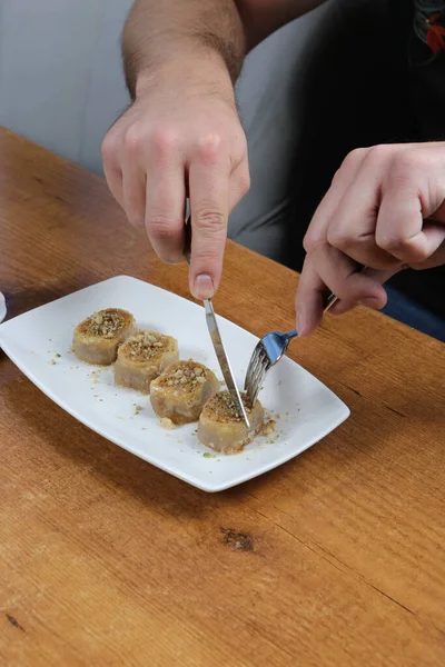 Geleneksel hindistancevizli tatlı baklavası. Ev yapımı fındıklı ve ballı baklava..