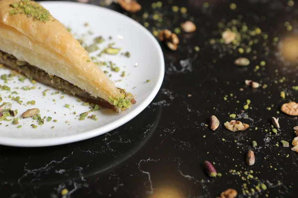 Geleneksel hindistancevizli tatlı baklavası. Ev yapımı fındıklı ve ballı baklava..