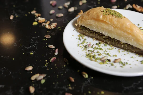 Geleneksel hindistancevizli tatlı baklavası. Ev yapımı fındıklı ve ballı baklava..