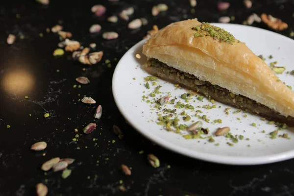 Geleneksel hindistancevizli tatlı baklavası. Ev yapımı fındıklı ve ballı baklava..