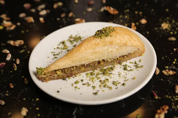 Geleneksel hindistancevizli tatlı baklavası. Ev yapımı fındıklı ve ballı baklava..