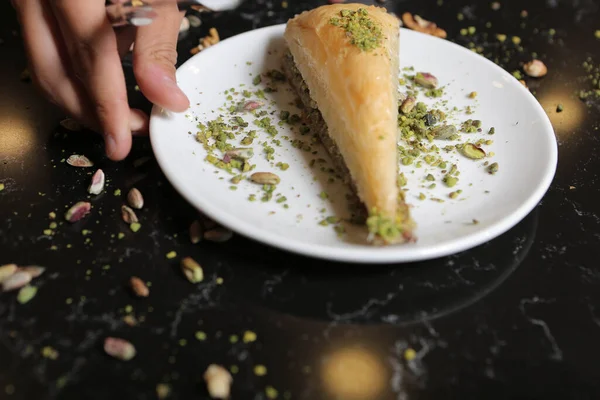 Geleneksel hindistancevizli tatlı baklavası. Ev yapımı fındıklı ve ballı baklava..