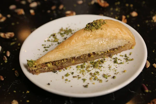 Geleneksel hindistancevizli tatlı baklavası. Ev yapımı fındıklı ve ballı baklava..