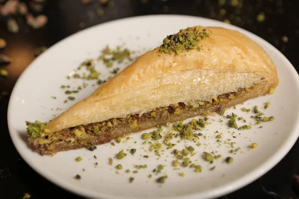 Geleneksel hindistancevizli tatlı baklavası. Ev yapımı fındıklı ve ballı baklava..