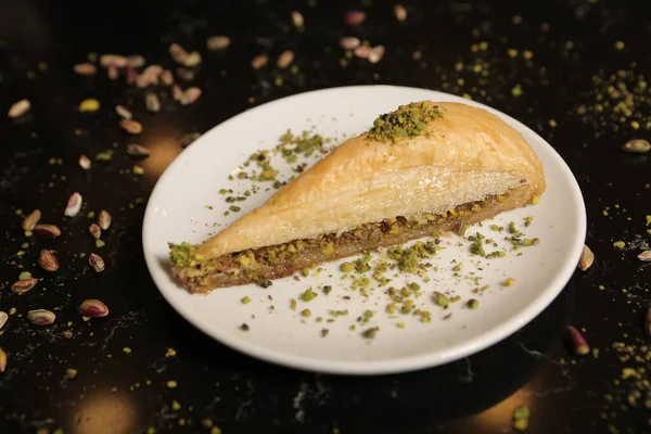 Geleneksel hindistancevizli tatlı baklavası. Ev yapımı fındıklı ve ballı baklava..