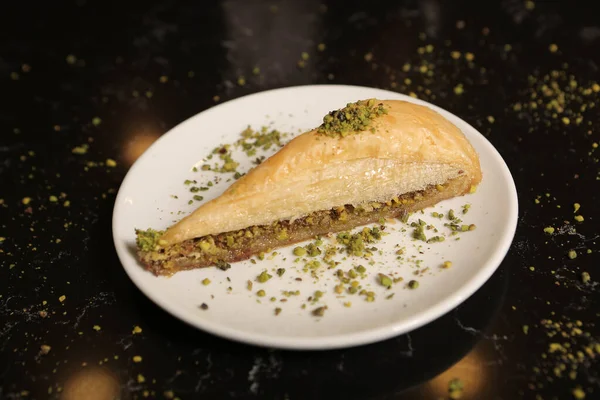 Geleneksel hindistancevizli tatlı baklavası. Ev yapımı fındıklı ve ballı baklava..