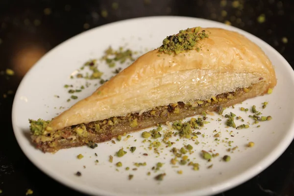 Geleneksel hindistancevizli tatlı baklavası. Ev yapımı fındıklı ve ballı baklava..