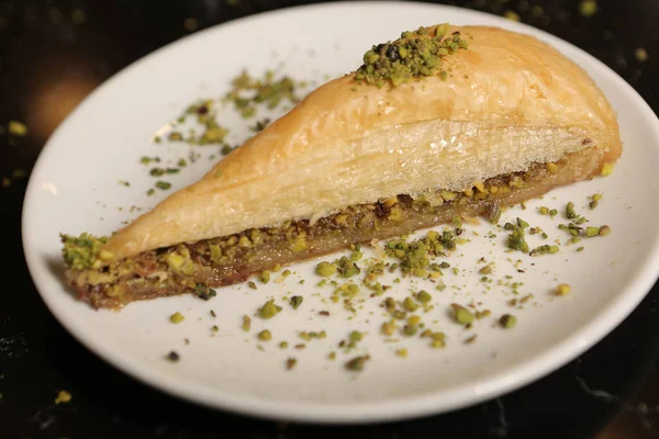 Geleneksel hindistancevizli tatlı baklavası. Ev yapımı fındıklı ve ballı baklava..