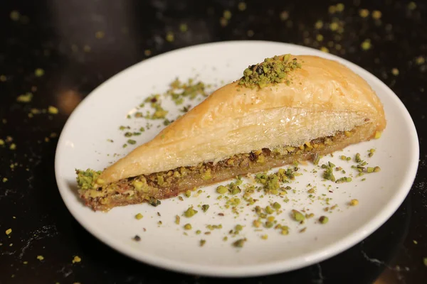 Geleneksel hindistancevizli tatlı baklavası. Ev yapımı fındıklı ve ballı baklava..