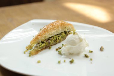 Geleneksel hindistancevizli tatlı baklavası. Ev yapımı fındıklı ve ballı baklava..