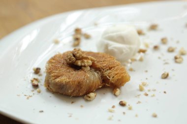 Geleneksel hindistancevizli tatlı baklavası. Ev yapımı fındıklı ve ballı baklava..