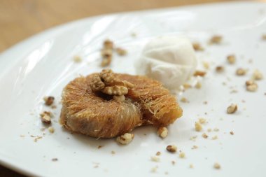 Geleneksel hindistancevizli tatlı baklavası. Ev yapımı fındıklı ve ballı baklava..