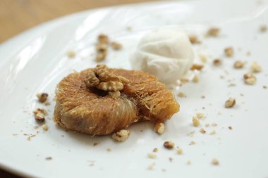 Geleneksel hindistancevizli tatlı baklavası. Ev yapımı fındıklı ve ballı baklava..