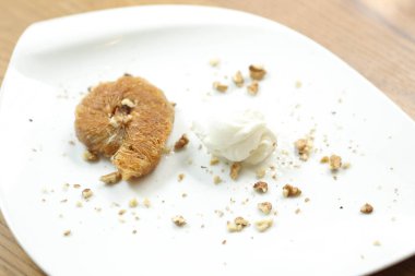 Geleneksel hindistancevizli tatlı baklavası. Ev yapımı fındıklı ve ballı baklava..