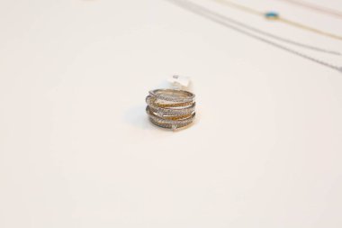 Elmas Mücevherler ve Moda Mücevherleri