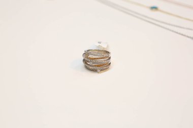 Elmas Mücevherler ve Moda Mücevherleri