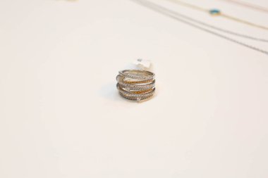 Elmas Mücevherler ve Moda Mücevherleri