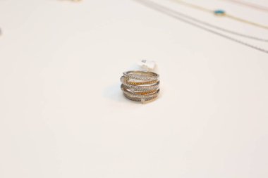 Elmas Mücevherler ve Moda Mücevherleri