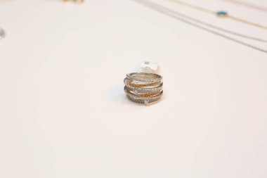 Elmas Mücevherler ve Moda Mücevherleri