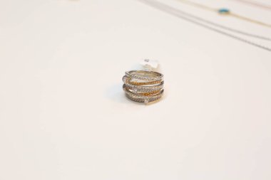 Elmas Mücevherler ve Moda Mücevherleri