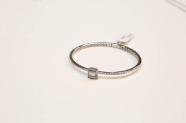 Elmas Mücevherler ve Moda Mücevherleri