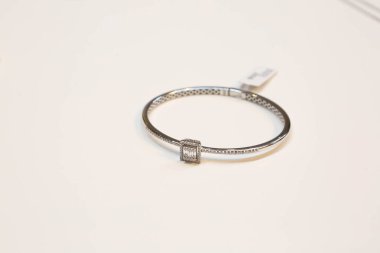 Elmas Mücevherler ve Moda Mücevherleri