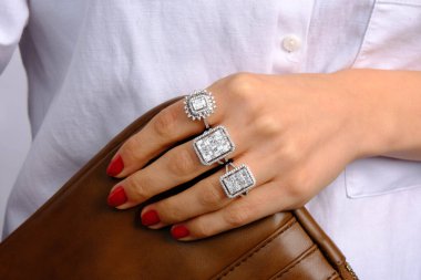 Elmas Mücevherler ve Moda Mücevherleri